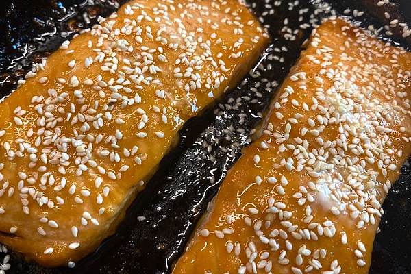 sesame seed garnish on salmon