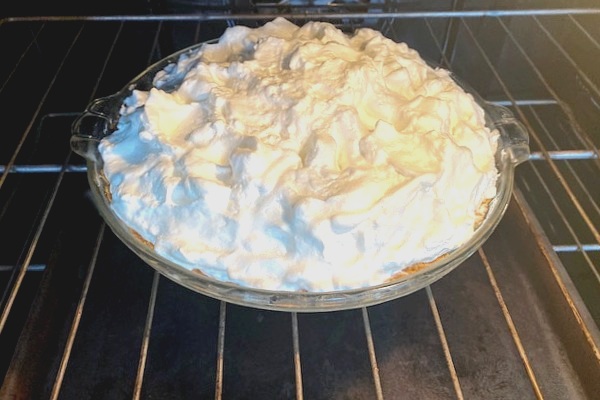 meringue to the edges