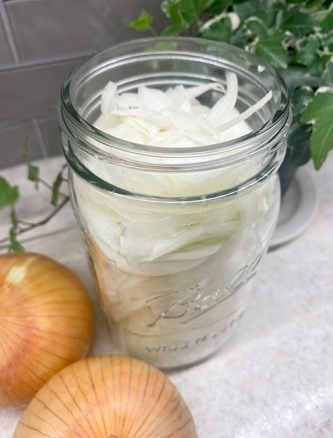 pack onion slivers in a quart jarar jar