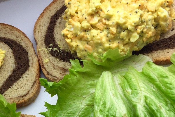 egg salad on bread