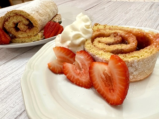 https://yeyfood.com/wp-content/uploads/2023/02/served-jelly-roll-2.jpg