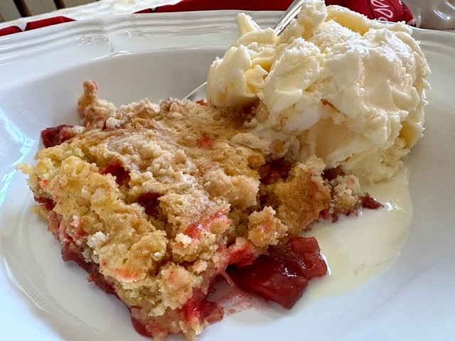 rhubarb dump cake with ice cream