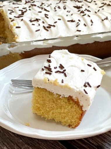 Root Beer Float Cake Is The Perfect Summer Dessert - yeyfood.com